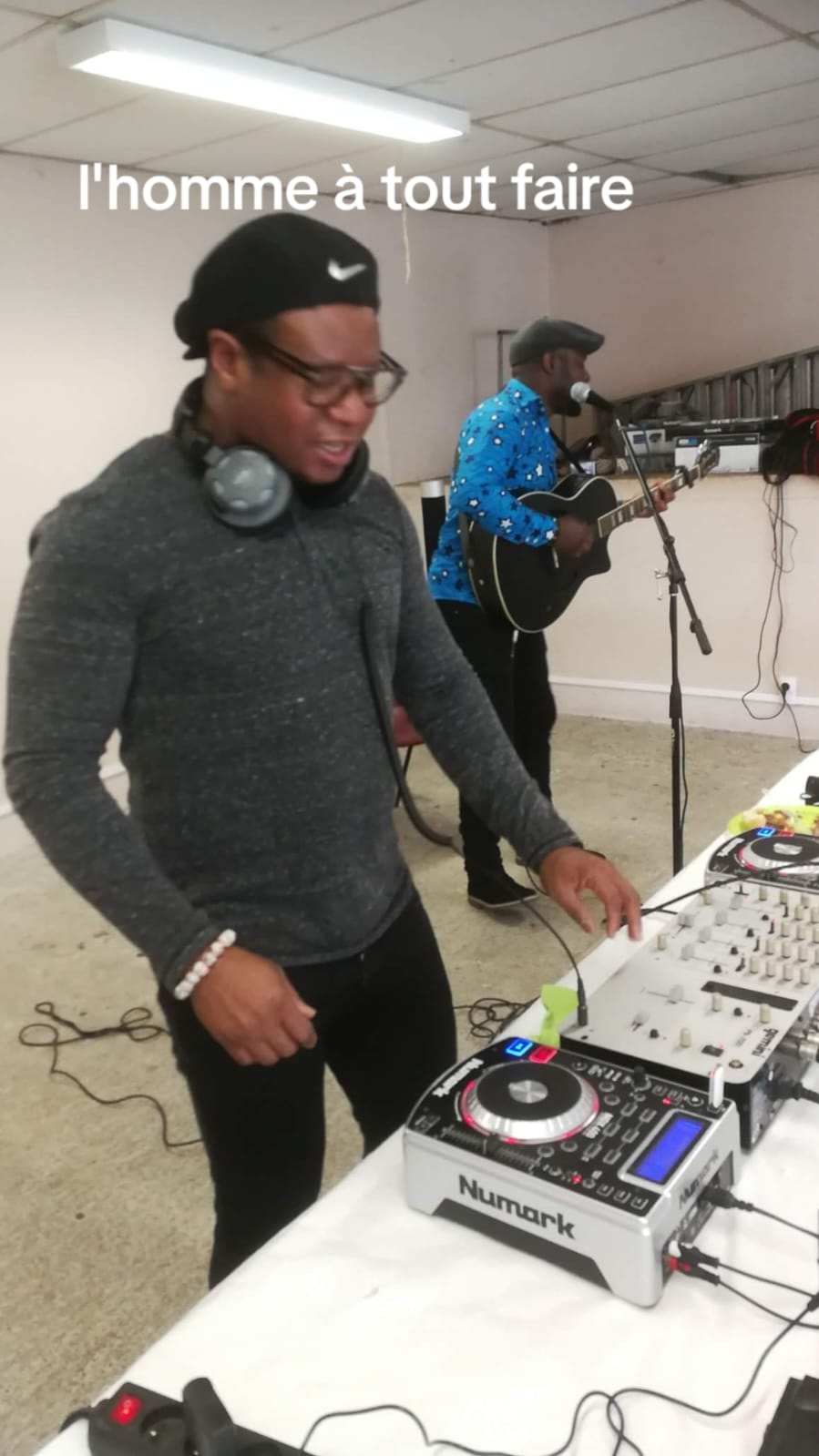 DJ en pleine performance sur platines