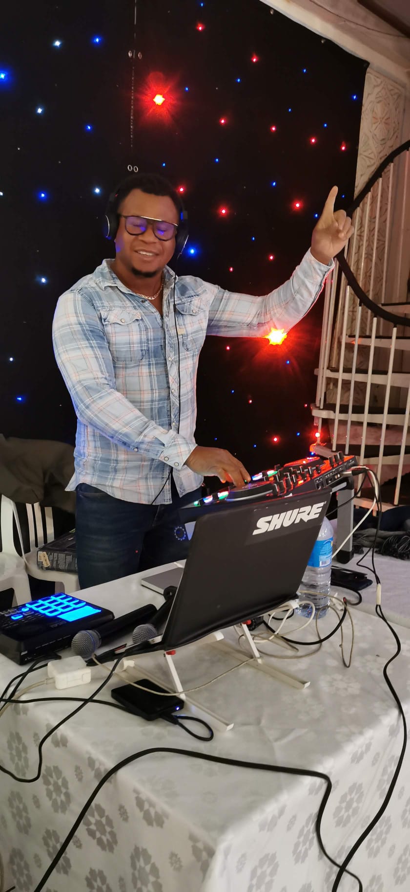 DJ concentré sur son mix