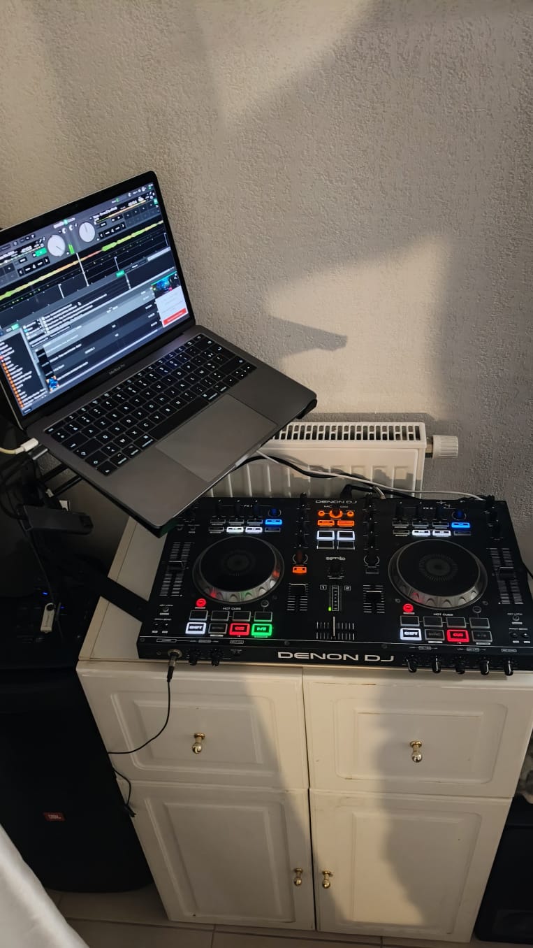 Poste DJ avec laptop et platines